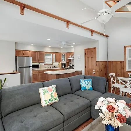Gorgeous Beach House 2 Blocks To The Beach, Boardwalk, And Amazing Restaurants